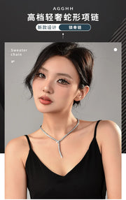 The snake-shaped necklace is a light luxury collarbone chain that is fashionable, versatile and exudes a high-end snake charm