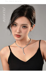 The snake-shaped necklace is a light luxury collarbone chain that is fashionable, versatile and exudes a high-end snake charm