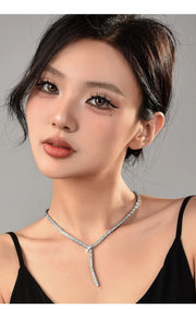 The snake-shaped necklace is a light luxury collarbone chain that is fashionable, versatile and exudes a high-end snake charm