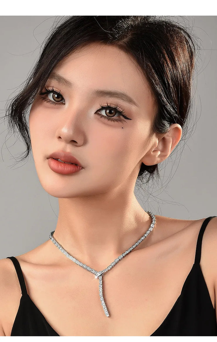 The snake-shaped necklace is a light luxury collarbone chain that is fashionable, versatile and exudes a high-end snake charm