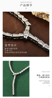 The snake-shaped necklace is a light luxury collarbone chain that is fashionable, versatile and exudes a high-end snake charm