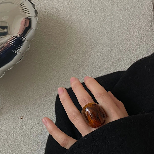 New Vintage Trendy Large Finger Rings for Women Exaggerated Amber Color Resin Temperament Geometric Finger Ring Punk Jewelry