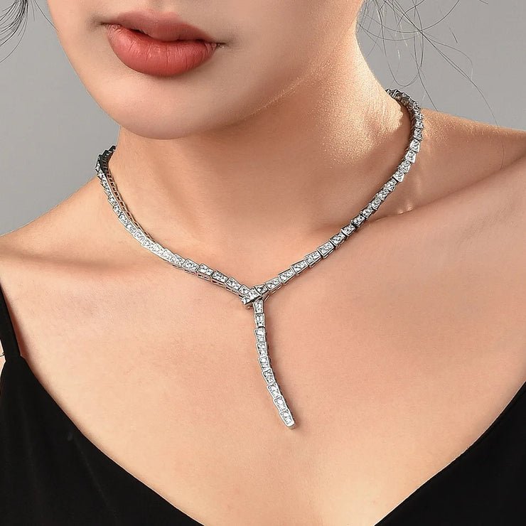The snake-shaped necklace is a light luxury collarbone chain that is fashionable, versatile and exudes a high-end snake charm