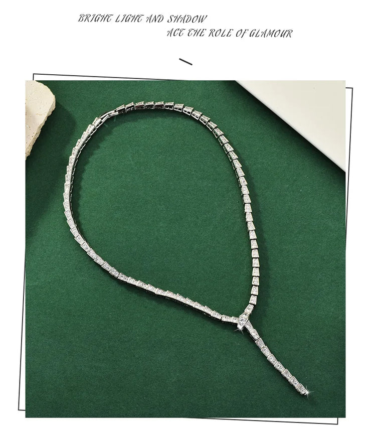 The snake-shaped necklace is a light luxury collarbone chain that is fashionable, versatile and exudes a high-end snake charm