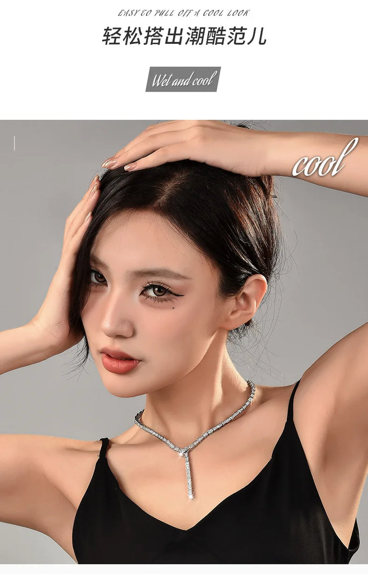 The snake-shaped necklace is a light luxury collarbone chain that is fashionable, versatile and exudes a high-end snake charm