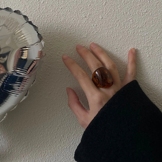 New Vintage Trendy Large Finger Rings for Women Exaggerated Amber Color Resin Temperament Geometric Finger Ring Punk Jewelry