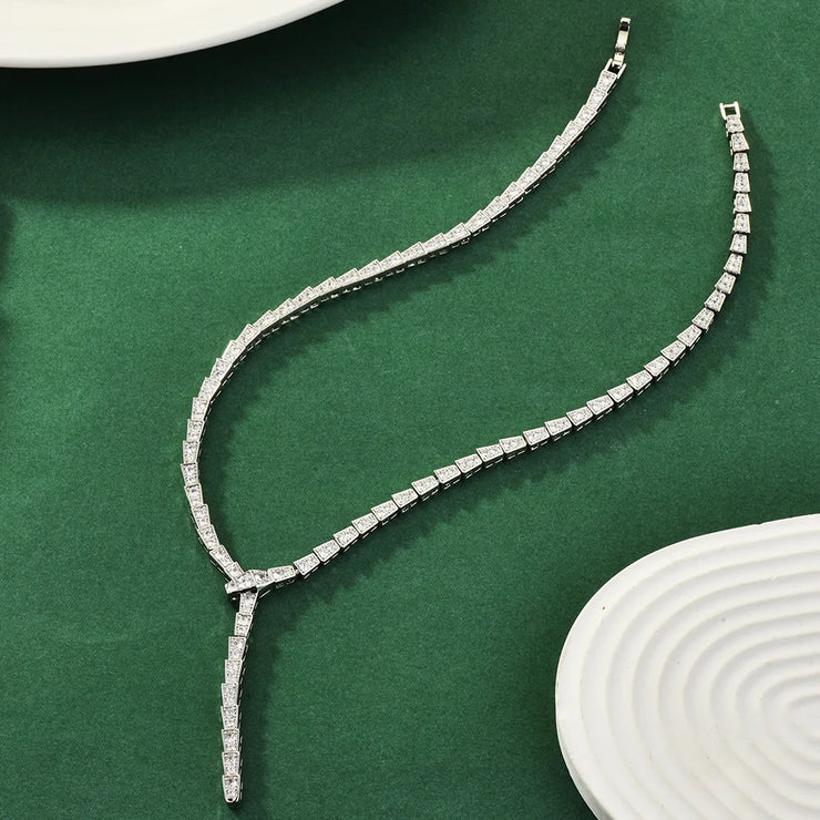 The snake-shaped necklace is a light luxury collarbone chain that is fashionable, versatile and exudes a high-end snake charm