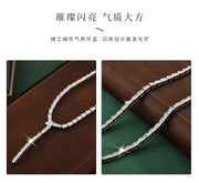 The snake-shaped necklace is a light luxury collarbone chain that is fashionable, versatile and exudes a high-end snake charm
