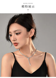 The snake-shaped necklace is a light luxury collarbone chain that is fashionable, versatile and exudes a high-end snake charm
