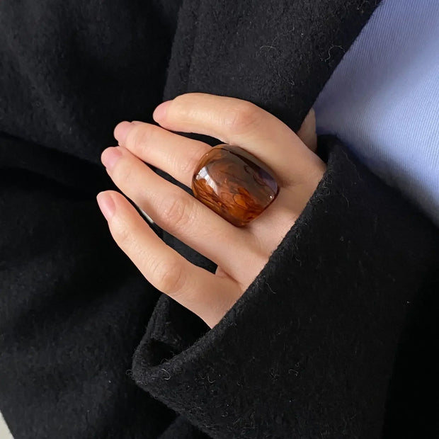 New Vintage Trendy Large Finger Rings for Women Exaggerated Amber Color Resin Temperament Geometric Finger Ring Punk Jewelry